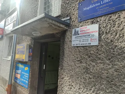 Tablica informacyjna z logo Administrator s.c.